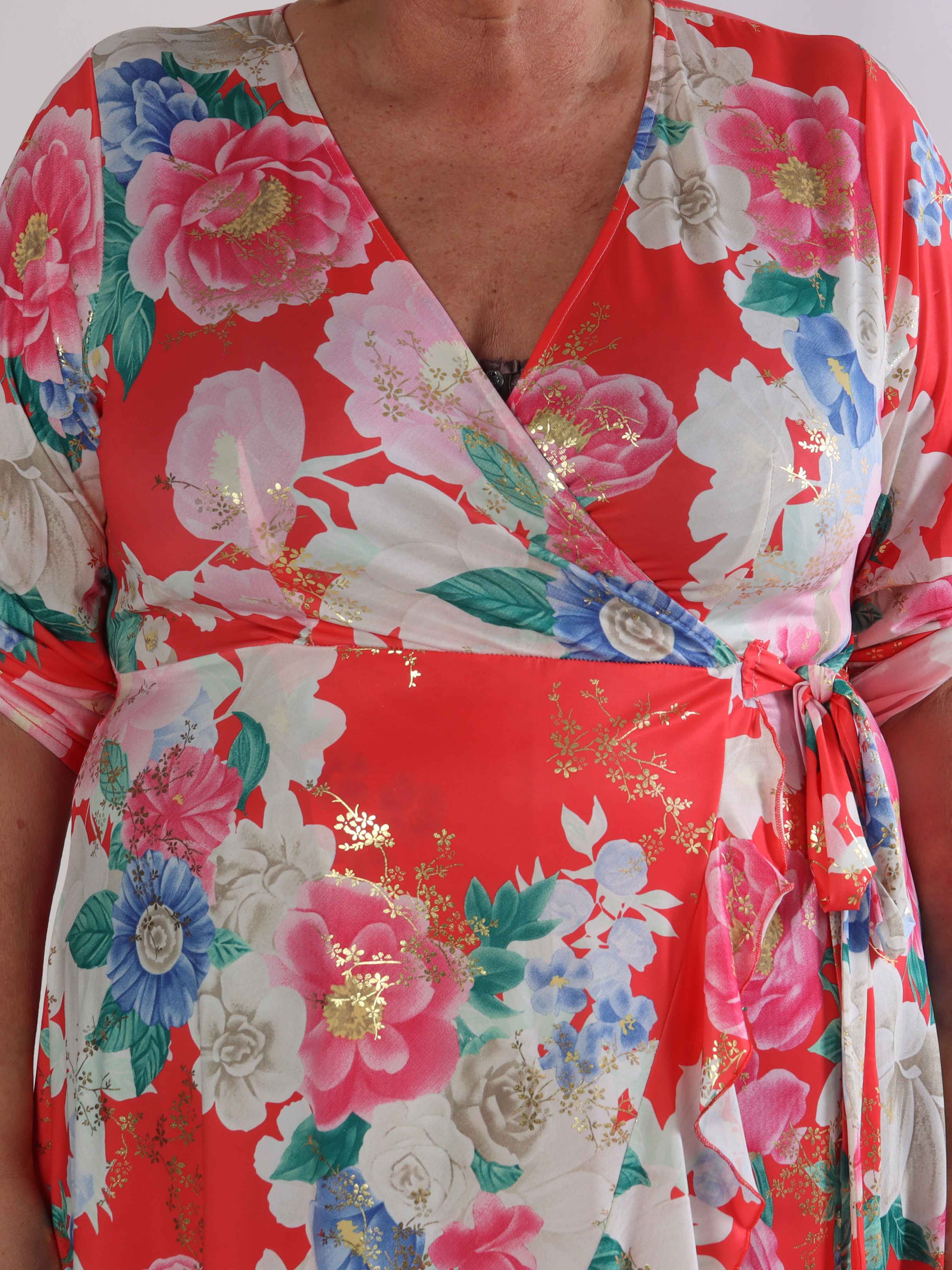 Savina Flower - Blomstret elastisk plus size kjole i slå-om-look